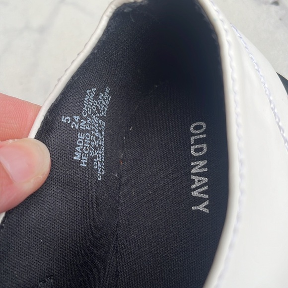 Old Navy White Mary Jane’s Size 5 - Picture 2 of 7